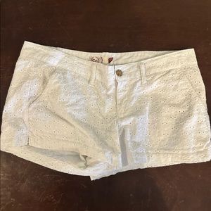 SO White Flower Junior’s Shorts, size 13